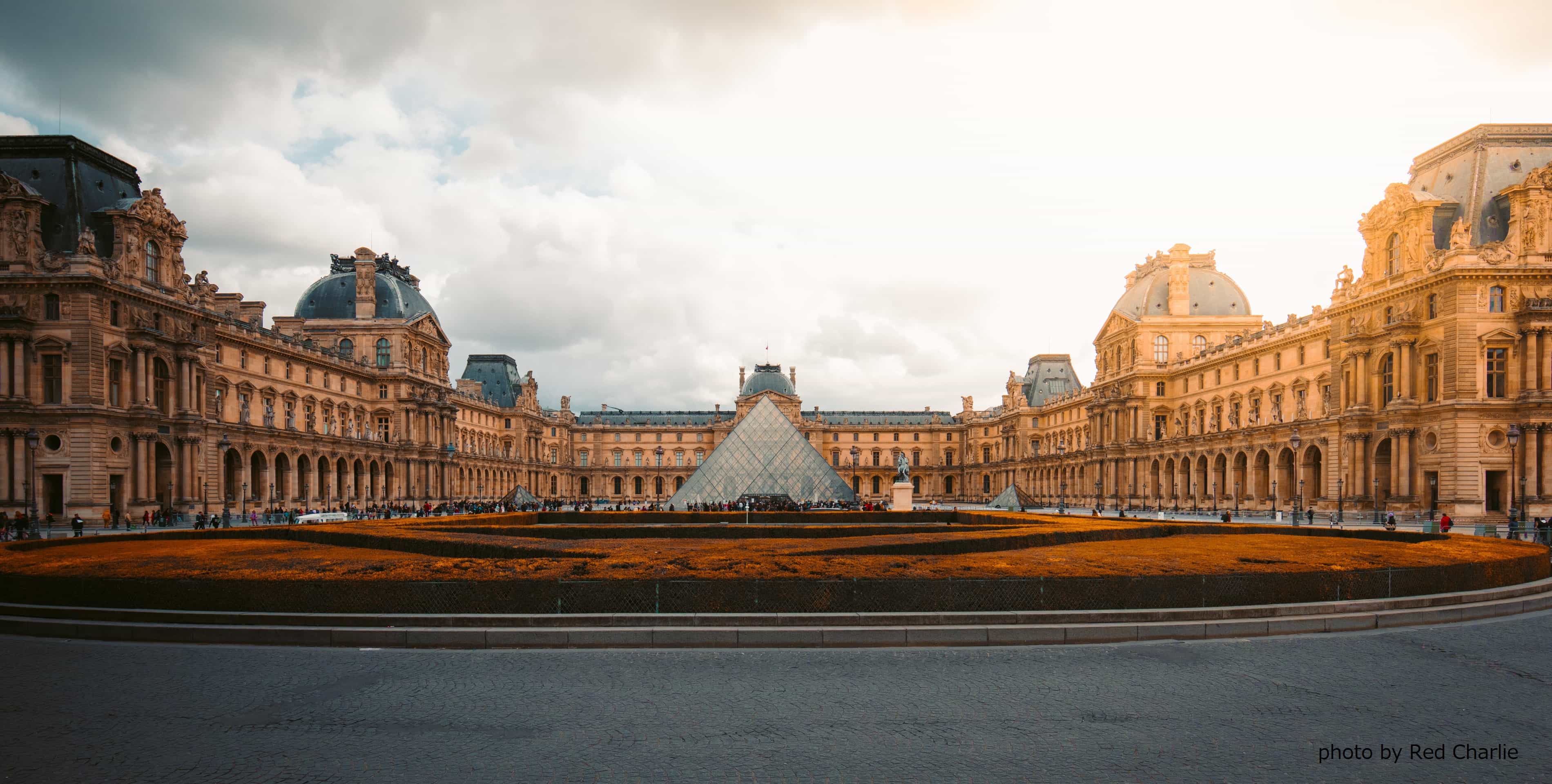 ルーブル全景